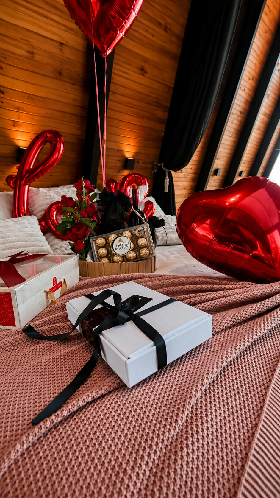 Cama arrumada com presentes, flores e balões em formato de coração