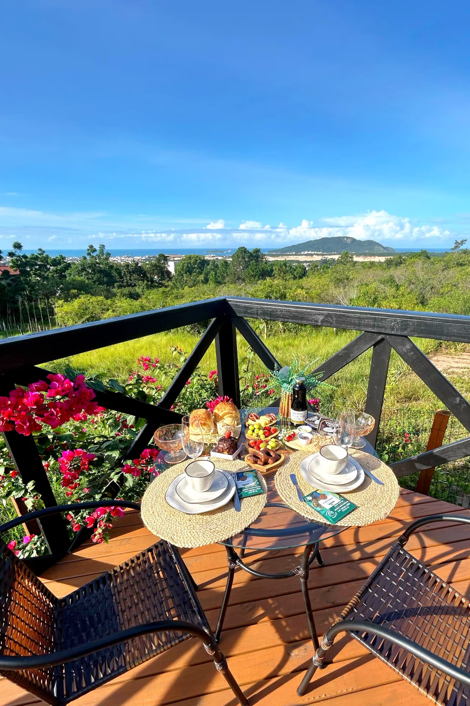 Varanda da cabana com vista para a natureza e o horizonte